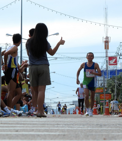 The 16th Pattaya Marathon A Pattaya marathon runner gets a big thumbs up