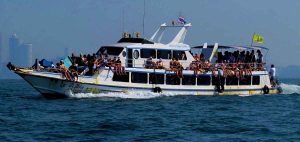 Ferry sailing between Pattaya and Koh Lahn