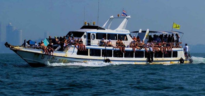 Ferry sailing between Pattaya and Koh Lahn