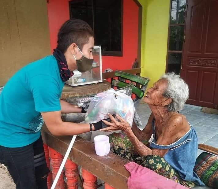 free food delivery by Hemingways restaurant, Pattaya