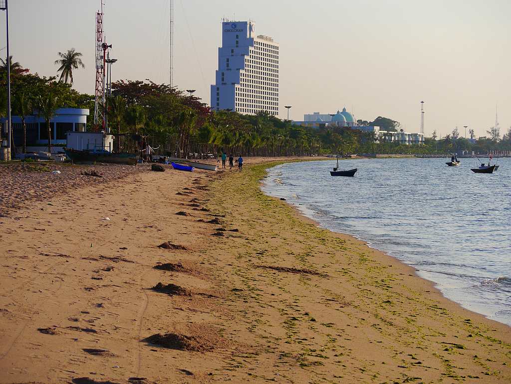 Krating Lai Beach, Pattaya, with the Cholchan resort in the background